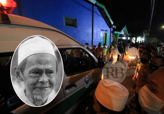 BERSAHAJA: Mobil ambulans yang membawa jenazah Almarhum KH A Nawawi Abdul Djalil (Insert), saat masuk ke Ponpes Sidogiri, Minggu (13/6) malam. (Foto: M Zubaidillah/Jawa Pos Radar Bromo)