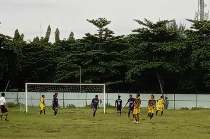 RUTIN: Tim sepakbola yang berlatih di stadion Gelora Merdeka Kraksaan. PSSI berkeinginan membentuk kerangka tim Porprov Jatim. (Foto: Dok. Radar Bromo)