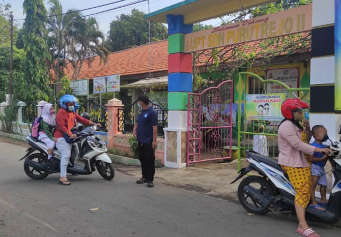 GERBANG SEKOLAH: Aktivitas di sebuah sekolah dasar di kawasan Kelurahan Purutrejo. Sejumlah siswa kini mulai menatap tahun ajaran baru yang diikuti dengan pendaftaran peserta didik baru. (Foto: Fandi Armanto/Jawa Pos Radar Bromo)