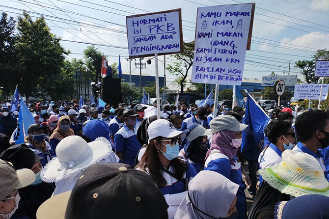 TUNTUT HAK: Sejumlah buruh saat menggelar aksi di depan pabrik, Senin (14/6).