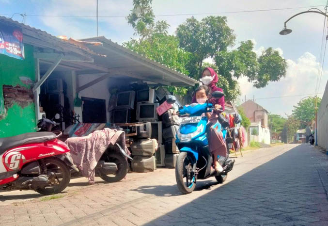 SEPI: Suasana kampung Pesapen di Trajeng, Kecamatan Panggungrejo sepi karena lockdown yang diberlakukan usai ditemukannya penyebaran klaster ziarah di kampung itu. (Foto M Busthomi/Jawa Pos Radar Bromo)