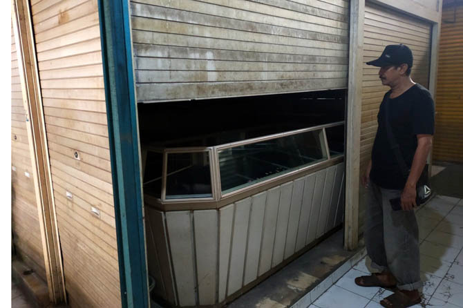 BUKA SEPARO: Kondisi rolling door di toko perhiasan perak milik Yunus usai dibobol kawanan maling, Senin (31/5).