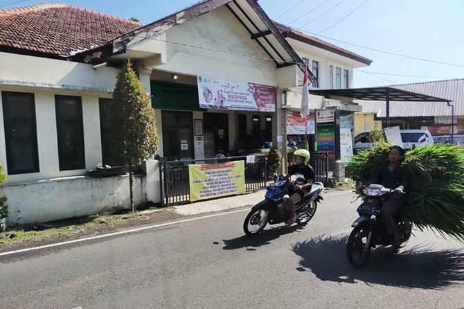 LOCKDOWN: Puskesmas Bulukandang Prigen tutup lantaran ada 13 kasus nakes positif covid. (Rizal Syatori/Radar Bromo)