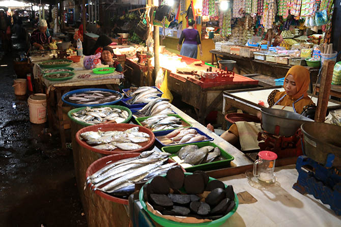 TUNGGU PEMBELI: Sejumlah pedagang ikan di Los Pasar Ikan Pasar Besar, Kota Pasuruan, menunggu pembeli, beberapa waktu lalu. Kini, Pemkot Pasuruan berencana memperbaiki los ini. (M Zubaidillah/Jawa Pos Radar Bromo)