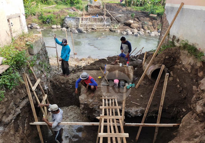 BANGUN LAGI: Pekerja menggali lokasi fondasi Jembatan Archopodo yang ambruk pada Februari lalu. (Foto: Rizal F Syatori/Jawa Pos Radar Bromo)