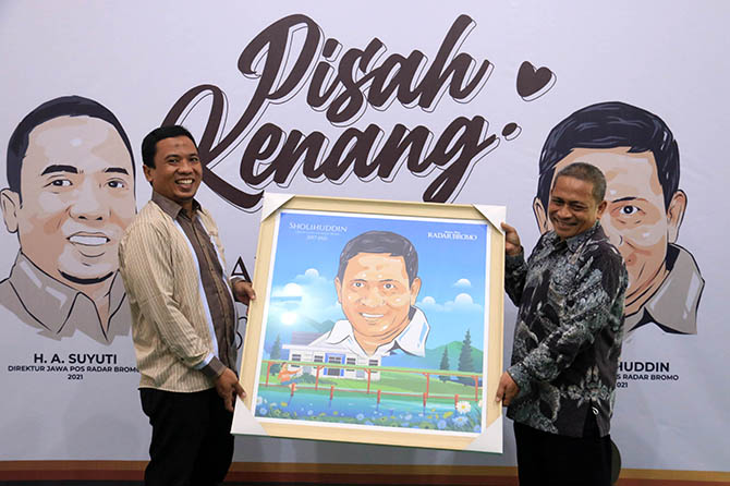 ESTAFET KEPEMIMPINAN: Direktur Jawa Pos Radar Bromo yang baru H.A Suyuti saat memberikan kenang-kenangan kepada Sholihuddin, direktur Jawa Pos Radar Bromo 2017-2021 yang masuk masa purna tugas. (Mokhamad Zubaidillah/Radar Bromo)
