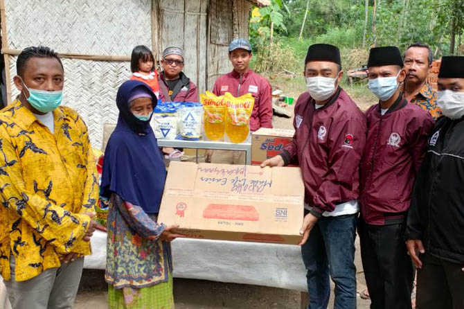 DAPAT BANTUAN: Solehuddin saat menerima bantuan dari tim anggota DPR RI Mufti Anam.