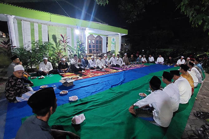 TAK LUPAKAN ULAMA: Sejumlah warga menggelar tahlilan untuk almarhum K.H. Nawawi Abdul Djalil, di rumah Ketua MUI Kota Probolinggo K.H. Nizar Irsyad, Jumat malam. (MUI Kota Probolinggo For Jawa Pos Radar Bromo)