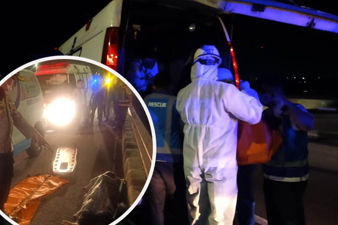 EVAKUASI: Petugas saat mengevakuasi Jupri yang meninggal di tengah jalan saat mengantar penumpangnya.