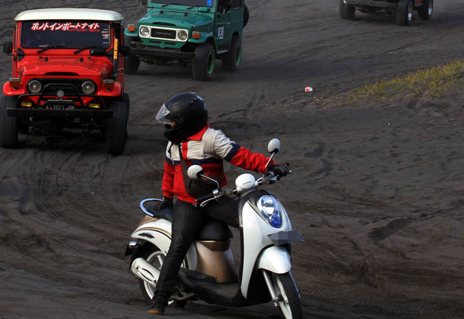 HATI-HATI: Pemotor yang mengendarai motor matic saat berada di lautan pasir Bromo. (Foto: Zaenal Arifin/Jawa Pos Radar Bromo)