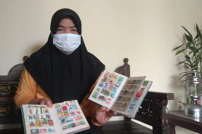 PENUH CERITA: Yeti Hera Wati menunjukkan koleksi prangkoya. (Foto: Rizky Putra Dinasti/Jawa Pos Radar Bromo)