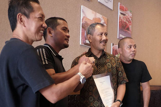 DIAKUISISI: Pendiri PSPK Suhaimi saat serah terima sejumlah berkas kepada investor anyar PSPK, Suryono Pane.