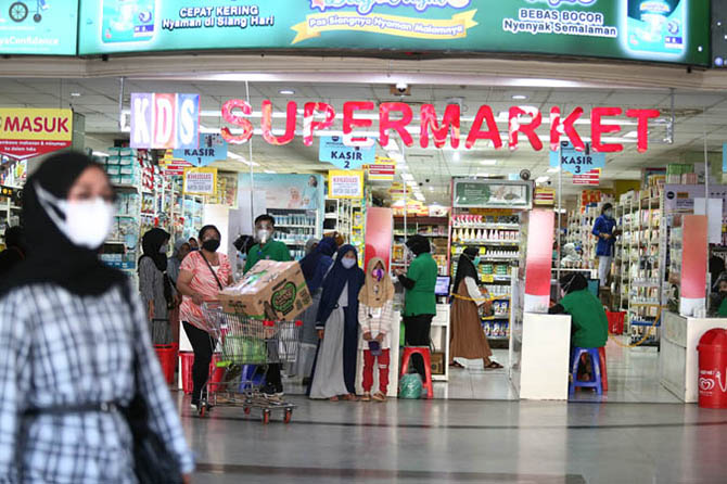 TAK SEPERTI BIASANYA: Pengunjung yang masih terlihat di lantai satu KDS. Adanya PKPM membuat pertokoan besar ada yang harus menutup sebagian penjualannya. (Foto: Zainal Arifin/Jawa Pos Radar Bromo)