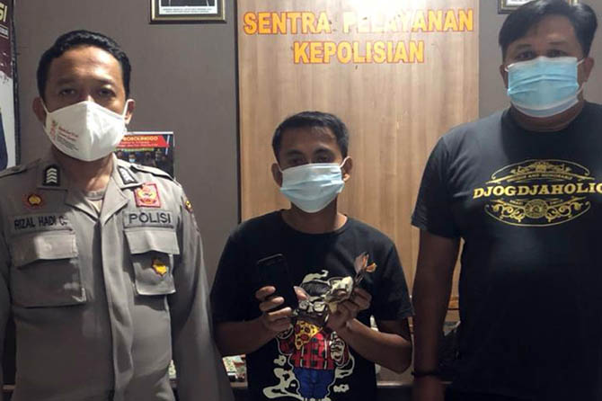DIAMANKAN: Eko Lestari diamankan anggota Polsek Gending, setelah ketahuan menjual judi togel SGP. (Polsek Gending for Jawa Pos Radar Bromo)