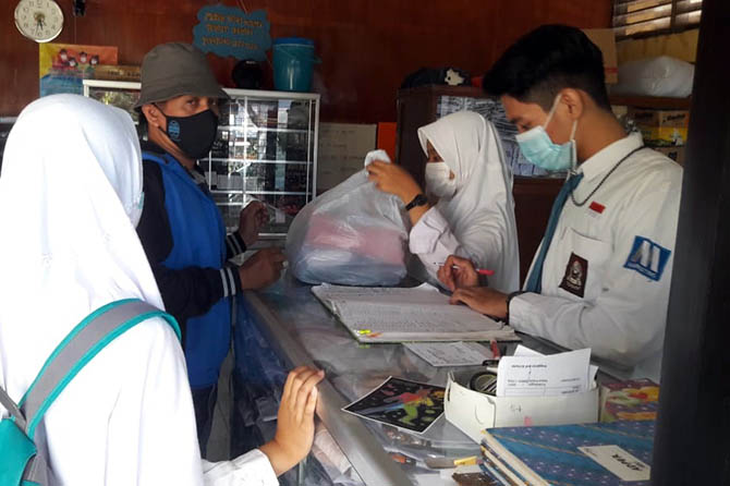 TUNAS MUDA: Pengurus Koperasi Siswa Tunas Muda saat melayani pembelian seragam bagi siswa-siswi baru SMK Negeri 1 Probolinggo.