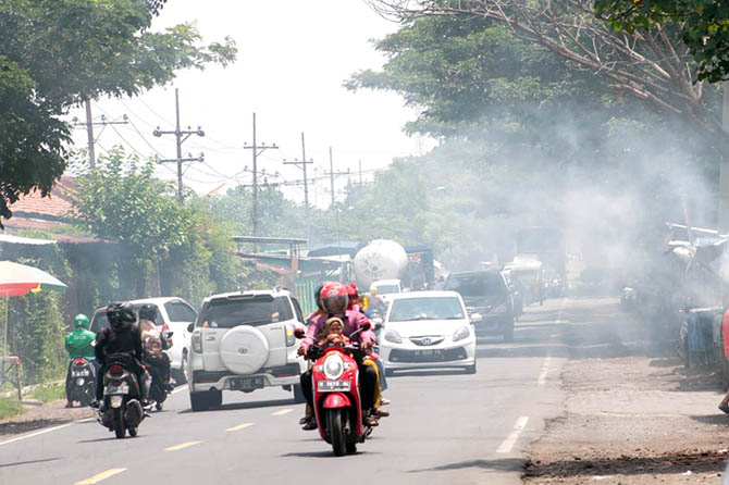 PADAT: Sejumlah pengendara melintas di Jalur Pantura, Kecamatan Dringu, beberapa waktu lalu. BBPJN VIII terus melakukan pemeliharaan jalan dan akan dilakukan hingga Desember 2021. (Agus Faiz Musleh/Jawa Pos Radar Bromo)