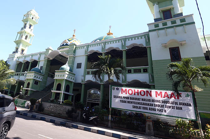 SEPI: Spanduk informasi tak digelarnya salat Idul Adha 1442 Hijriah, terpasang di depan Masjid Agung Raudlatul Jannah Kota Probolinggo. Tahun ini, di masjid ini tak akan digelar salat Idul Adha. (Zainal Arifin/Jawa Pos Radar Bromo)