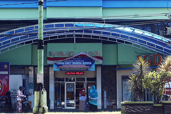 PENUH: Sejumlah warga berada di depan Rumah Sakit Dharma Husada Kota Probolinggo. Kini, rumah sakit di Jalan Soekarno-Hatta, itu tidak menerima pasien terkonfirmasi Covid-19. (Zainal Arifin/Jawa Pos Radar Bromo)