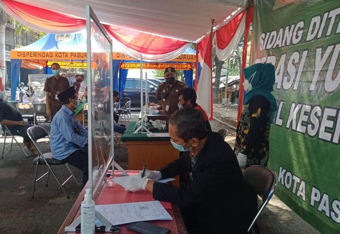 LANGSUNG: Suasana sidang pelanggar PPKM dan prokes. (Foto istimewa)