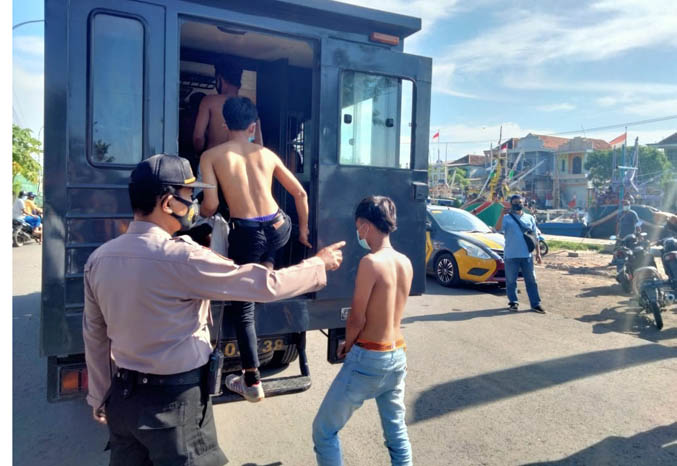 DIAMANKAN: Puluhan pemuda yang diamankan lantaran hendak beraksi menolak PPKM Darurat. (Foto M Busthomi/Jawa Pos Radar Bromo)
