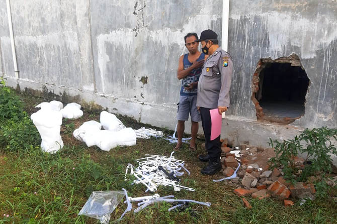DIJEBOL: Toko milik Supardi, warga Desa Besuk Agung, Kecantan Besuk, Kabupaten Probolinggo, yang dibobol maling, Kamis (15/7). (Agus Faiz Musleh/Jawa Pos Radar Bromo)
