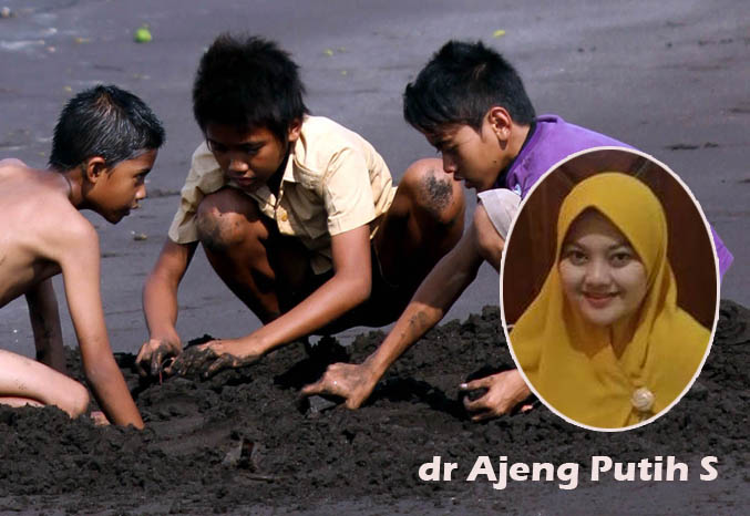 JAGA KEBERSIHAN: Bermain di lingkungan yang kotor berisiko bagi anak-anak terkena infeksi cacing pita. Lingkungan yang sehat bisa melindungi mereka. Insert: dr Ajeng. (Foto: Zainal Arifin/Jawa Pos Radar Bromo)