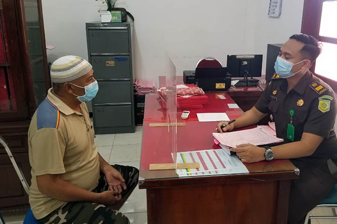 TERANCAM DIPECAT: Sdrn saat dimintai keterangan penyidik kepolisian. (Dok. Radar Bromo)