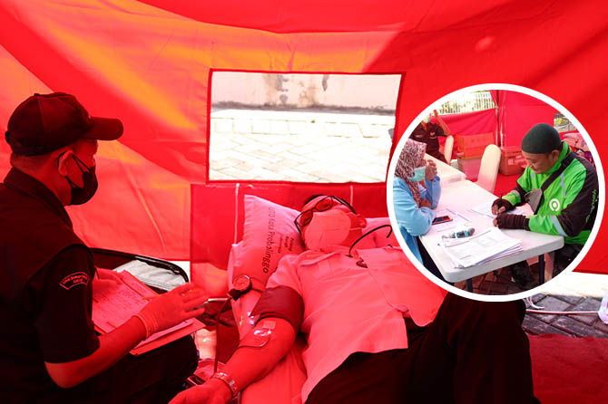 BAKSOS: Kepala Dinas Kominfo Kota Probolinggo Pujo Agung Satrio saat donor darah. Inset, salah satu pengemudi ojek online ikut menyumbangkan darahnya. (Jamaludin/Radar Bromo)