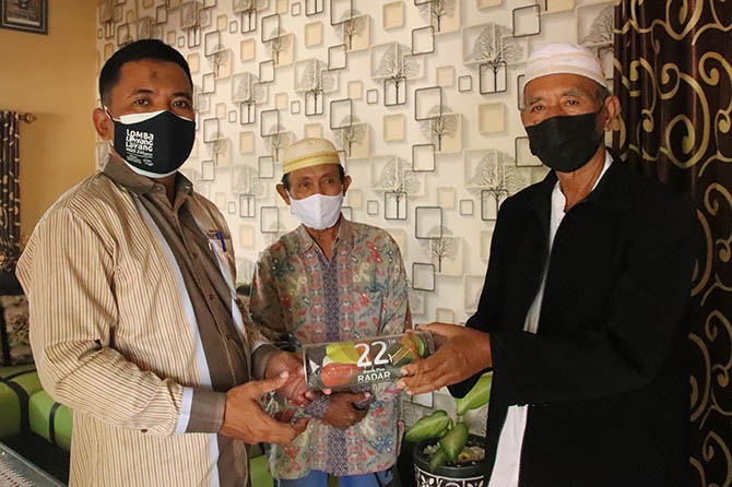 APRESIASI: Direktur Jawa Pos Radar Bromo HA Suyuti menemui pembaca setia di rumahnya. (Foto: Fahreza Nuraga/Jawa Pos Radar Bromo)