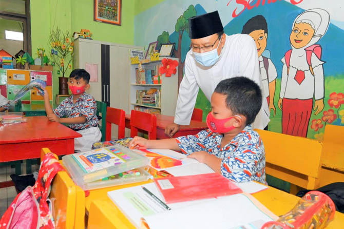 1.	PERHATIAN: Wali Kota Pasuruan Drs H Saifullah Yusuf saat memantau persiapan pembelajaran tatap muka pada 20 Mei lalu di SDN Pekuncen.