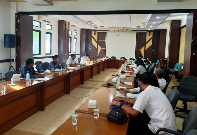 JADI SOROTAN: Dewan saat membahas honor tenaga harian lepas. (Foto: Iwan Andrik/Jawa Pos Radar Bromo)