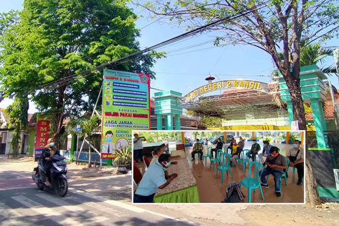 LOKASI: SMPN 2 Bangil yang akan dijadikan tempat isolasi terpadu. Inset, hearing wali murid dan warga bersama muspika bangil di pendopo kecamatan, Kamis (29/7). (Foto: Iwan Andrik/Jawa Pos Radar Bromo)