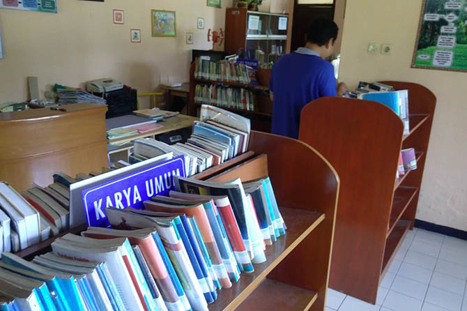 BELUM AKREDITASI: Perpusda Bangil yang belum berstatus akreditasi. Ada delapan perpustakaan di Kabupaten Pasuruan yang belum meraih akreditasi. (Foto: Dok. Radar Bromo)