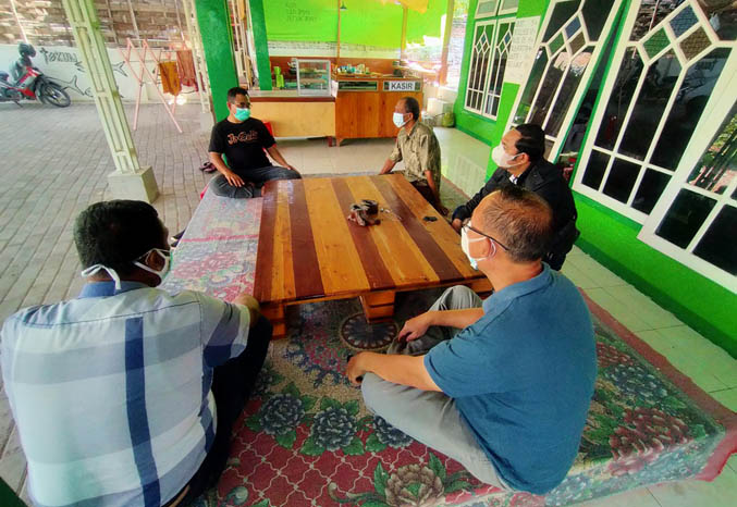 BERI PENJELASAN: Camat Bangil saat mengedukasi warga berkaitan dengan rencana isoter di SMPN 2 Bangil. (Foto: Iwan Andrik/Jawa Pos Radar Bromo)