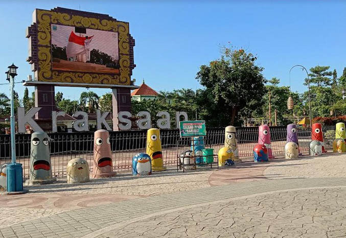 TERUS DIPERCANTIK: Alun-alun Kraksaan yang sudah dibenahi. Bulan depan proyek sisi selatan bakal dilanjut. (Foto : Achmad Arianto/Jawa Pos Radar Bromo)