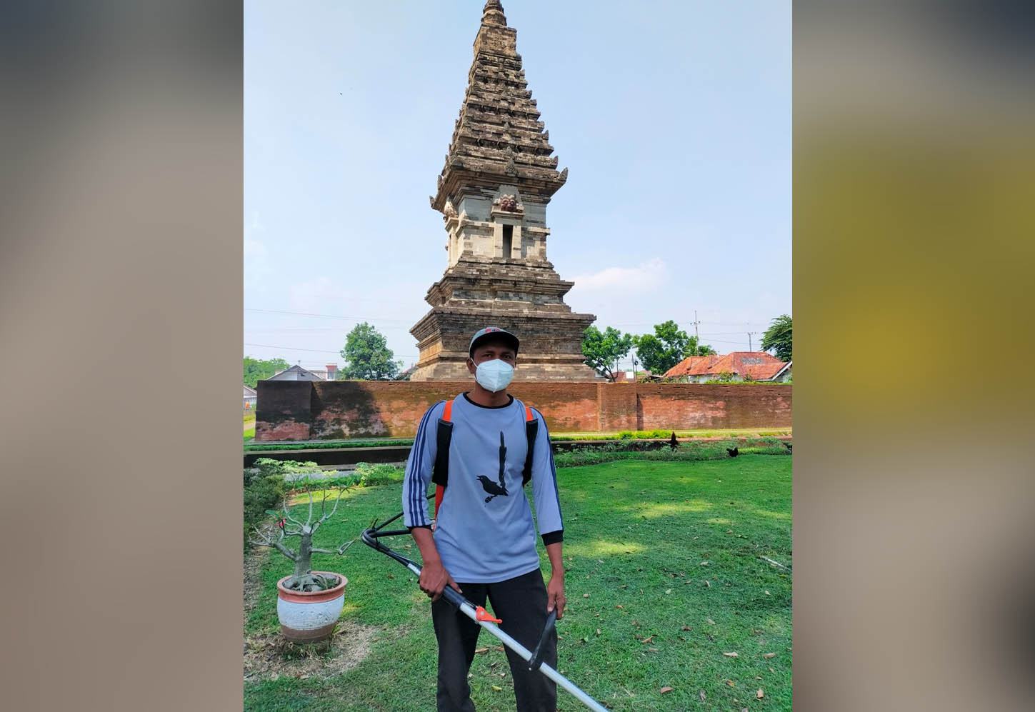 TIGA TAHUN: Mutholib saat ditemui di Candi Jawi. Dia sudah tiga tahun ini menjadi juru pelihara Candi Jawi. (Foto: Rizal F Syatori/Jawa Pos Radar Bromo)