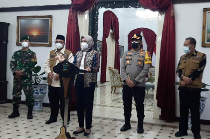 FORKOPIMDA: Bupati Probolinggo dan Wabup bersama jajaran Forkopimda menyampaikan perihal perpanjangan PPKM Level 4, tadi malam. (Foto: Arif Mashudi/Jawa Pos Radar Bromo)