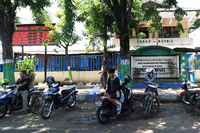 SUMBANG PEMASUKAN: Keramaian di depan Pasar Bangil. Pemasukan dari sektor retribusi pasar di Kabupaten Pasuruan belum maksimal. (Foto: Dok. Radar Bromo)
