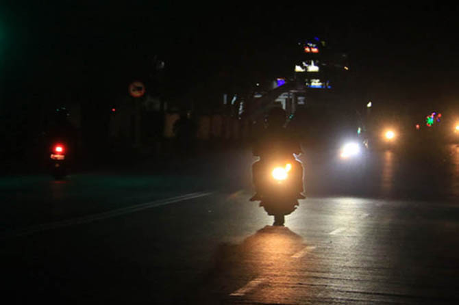 GELAP: Pengendara melintas di Jalan Panglima Sudirman, Kota Pasuruan saat malam hari. PJU di Kota Pasuruan yang dipadamkan selama PPKM Darurat mulai timbulkan keresahan di masyarakat lantaran khawatir aksi kriminalitas. (Foto: M Zubaidillah/Jawa Pos Radar