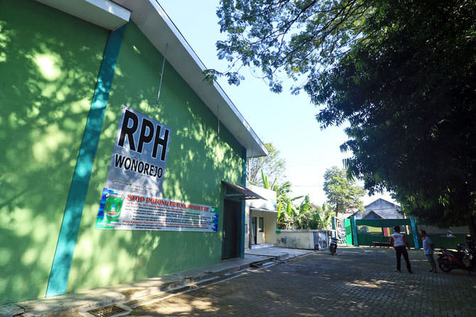 BELUM SEMUA: RPH Wonorejo yang sudah memiliki restraining box. Belum semua RPH di Kabupaten Pasuruan punya fasilitas memadai. (Foto: Dok. Radar Bromo)