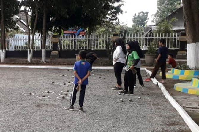 Anjani (kaus putih) ketika berlatih. Dia batal dikirim dalam ajang PON Papua karena cabor petanque ternyata tak dipertandingkan. (FOPI for Jawa Pos Radar Bromo)