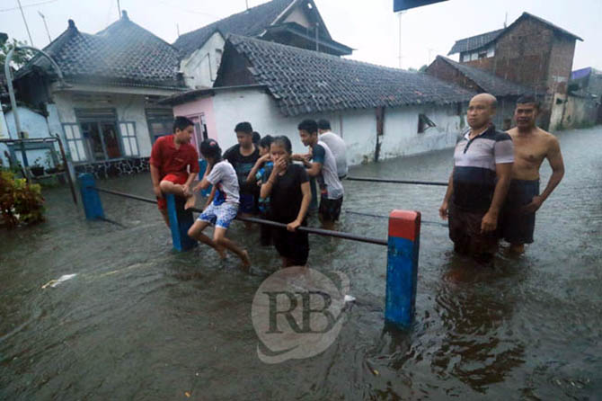 PERNAH TERGENANG: Air yang meluber di Krampyangan saat banjir beberapa waktu lalu. (Foto: Dok. Radar Bromo)