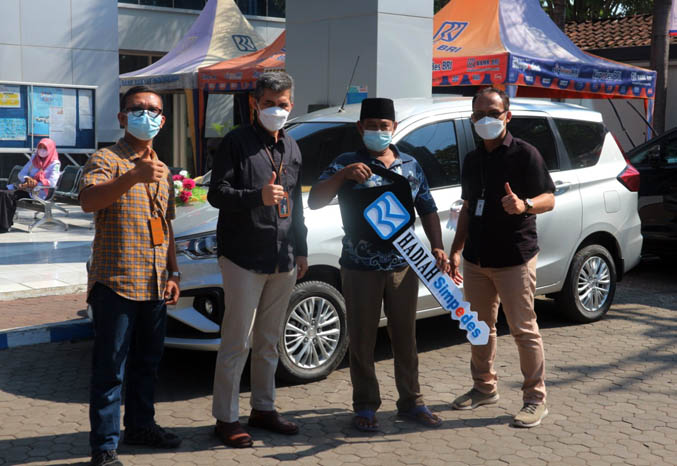 BERKAH MENABUNG: Masiji, nasabah BRI Unit Purworejo menerima langsung Suzuki All New Ertiga, grand prize Panen Hadiah Simpedes. (Foto: BRI for Jawa Pos Radar Bromo)
