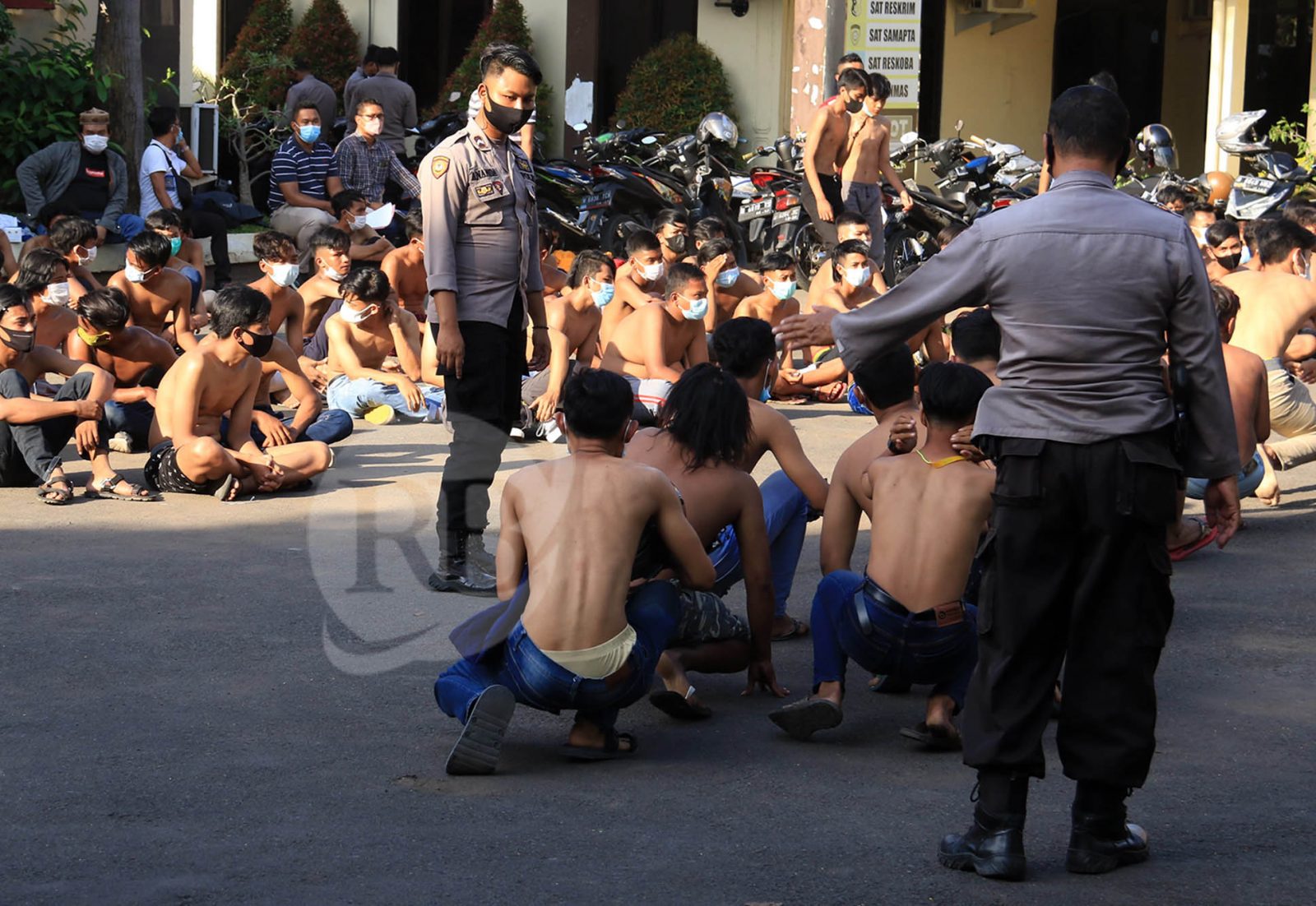 DIAMANKAN: Sejumlah peserta demo yang diamankan polisi. (Foto: M Zubaidillah/Jawa Pos Radar Bromo)