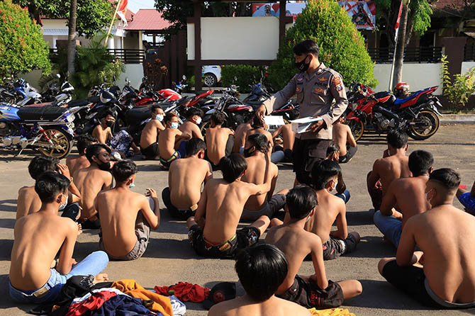AMANKAN TERDUGA PROVOKATOR: Sejumlah remaja saat diamankan usai aksi demo tolak PPKM Darurat Kota Pasuruan, beberapa waktu lalu. Saat ini, polisi telah mengamankan terduga provokator aksi itu. (Dok. Radar Bromo)