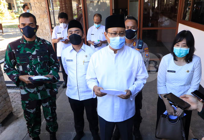BEBER RENCANA: Wali Kota Pasuruan Saifullah Yusuf, Wawali Adi Wibowo bersama Forkopimda, memberi keterangan ke awak media, tentang rencana Pemkot Pasuruan menghadapi pandemi. (Foto: M Busthomi/Jawa Pos Radar Bromo)