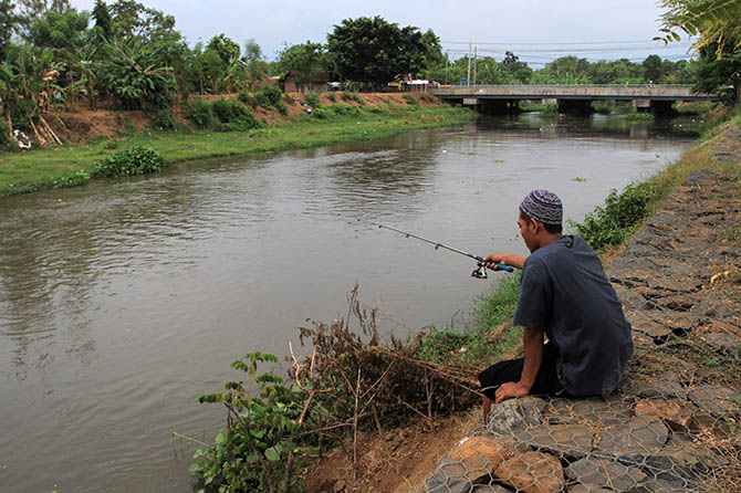 SPOT MANCING: Warga memancing di darah aliran sungai Rejoso beberapa waktu lalu. Banyak cerita soal sungai ini. (Foto: M Zubaidillah/Jawa Pos Radar Bromo)