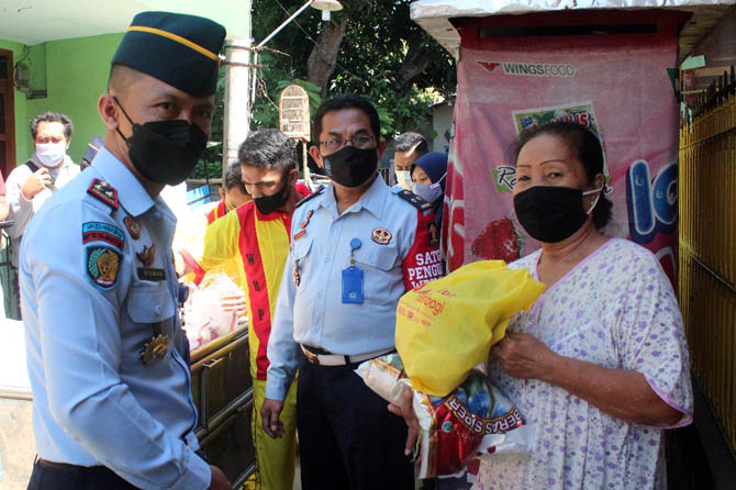 Kalapas Probolinggo Risman Somantri bersama jajaran saat blusuka membagikan bantuan covid di kampung keles.