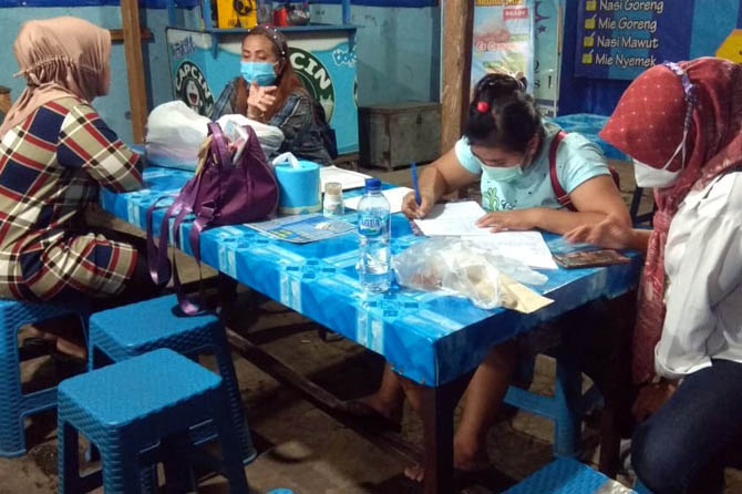 PERNYATAAN: EV (dua dari kanan), didampingi sejumlah anggota arisannya diminta membuat surat pernyataan di salah satu warung di Kelurahan Mangunharjo, Rabu malam. (Rizky Putra Dinasti/Jawa Pos Radar Bromo)