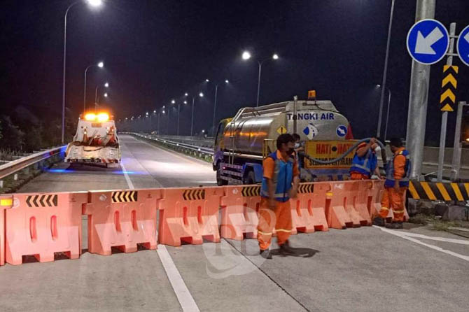 DITUTUP TOTAL: Exit tol Purwodadi dari arah Malang ditutup total. Pengguna jalan tol Malang-Pandaan bisa turun di exit tol Pandaan atau Gempol, atau sebelum exit tol Purwodadi. (Rizal Syatori/ Radar Bromo)
